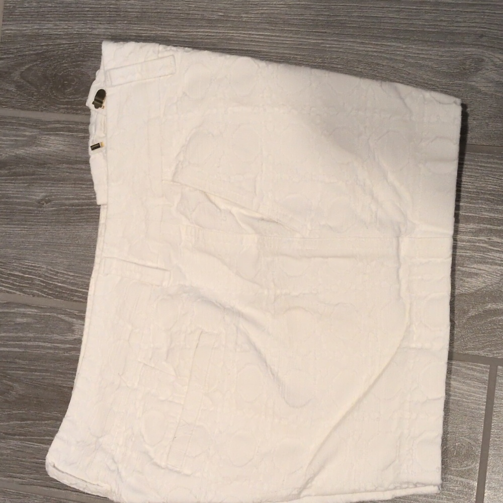 Vineyard Vines  Gorgeous White Textured Shorts. Like New! Tailored FIT!